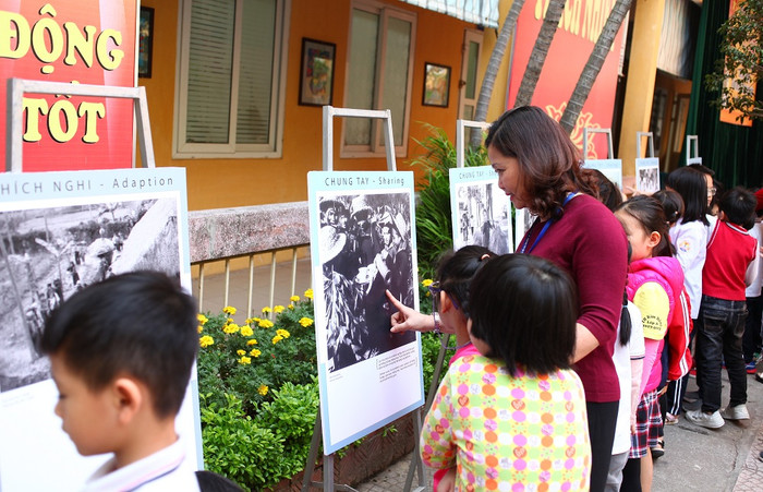 Em Nguyễn Phạm Mai Anh (học sinh Lớp 5A2) viết: “Qua những bức ảnh ấy, em cảm thấy rất xúc động và cảm thương cho các em nhỏ thời chiến. Các em phải tự biết thích nghi, không có cha mẹ ở bên”.