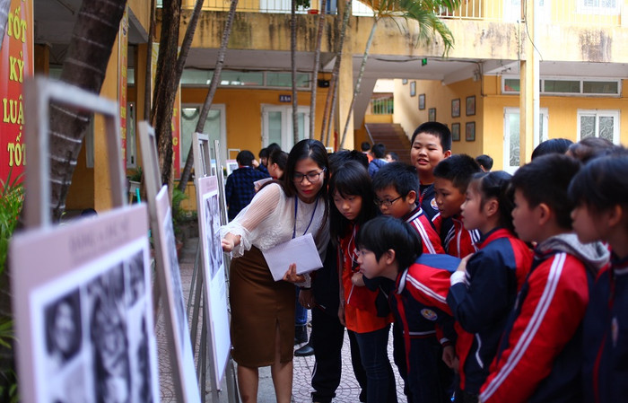 Cô và trò cùng tìm hiểu về &quot;học sinh thời chiến&quot;.