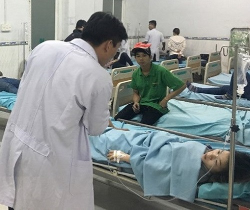 Người dân bị ngộ độc phải điều trị tại bệnh viện. Người dân bị ngộ độc phải điều trị tại bệnh viện.