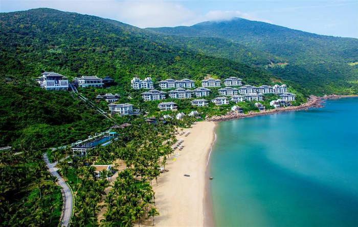 Phát triển du lịch là một trong những hướng đi quan trọng thúc đẩy tăng trưởng cho kinh tế đất nước. Trong ảnh là InterContinental Danang Sun Peninsula Resort, khu du lịch liên tiếp được trao tặng những giải thưởng quốc tế danh giá. Phát triển du lịch là một trong những hướng đi quan trọng thúc đẩy tăng trưởng cho kinh tế đất nước. Trong ảnh là InterContinental Danang Sun Peninsula Resort, khu du lịch liên tiếp được trao tặng những giải thưởng quốc tế danh giá.