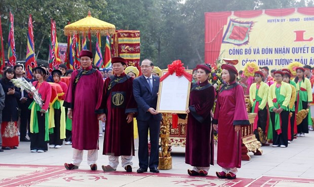 Lễ công bố và đón nhận Quyết định của Thủ tướng Chính phủ công nhận Tượng Mẫu Âu Cơ là bảo vật quốc gia. (Ảnh: Trung Kiên/TTXVN) Lễ công bố và đón nhận Quyết định của Thủ tướng Chính phủ công nhận Tượng Mẫu Âu Cơ là bảo vật quốc gia. (Ảnh: Trung Kiên/TTXVN)