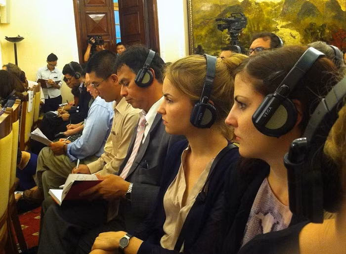 Sự ngang ngược của Trung Quốc được công bố tại buổi họp báo chiều nay thu hút sự chú ý của nhiều hãng thông tấn quốc tế. Ảnh: Ngọc Quang.