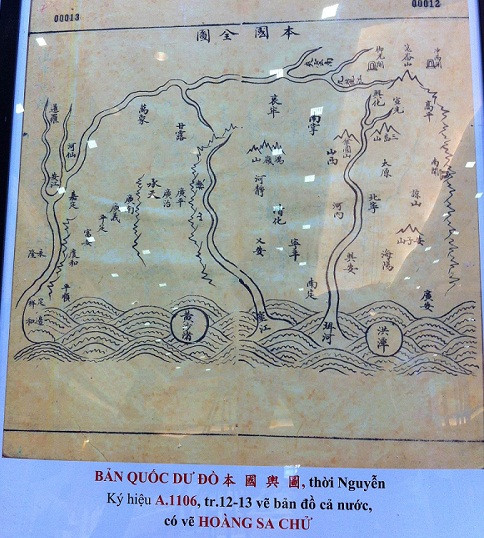 Các chuyên gia thuộc Viện Hàn lâm Khoa học xã hội Việt Nam cho biết, đây là những tài liệu khoa học khẳng định chủ quyền của Việt Nam với hai quần đảo Hoàng Sa và Trường Sa. Ảnh: Ngọc Quang. Các chuyên gia thuộc Viện Hàn lâm Khoa học xã hội Việt Nam cho biết, đây là những tài liệu khoa học khẳng định chủ quyền của Việt Nam với hai quần đảo Hoàng Sa và Trường Sa. Ảnh: Ngọc Quang.