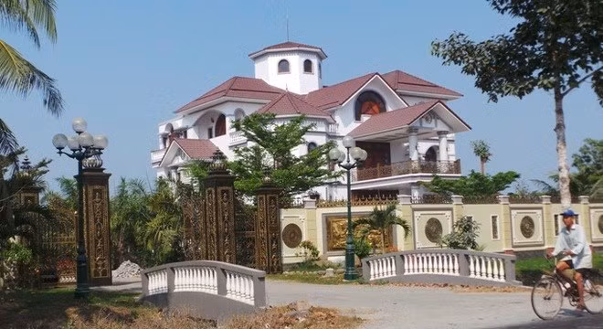 Tòa biệt thự được cho là của ông Trần Văn Truyền.