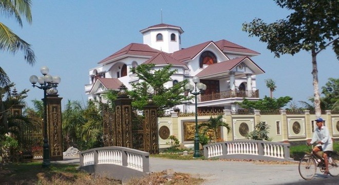 Tòa biệt thự được cho là của ông Trần Văn Truyền. Tòa biệt thự được cho là của ông Trần Văn Truyền.