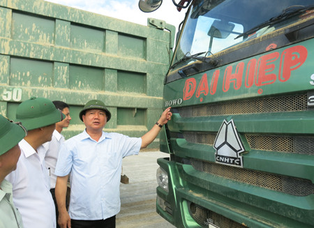 Trong một chuyến công tác mới đây, Bộ trưởng Thăng đã trực tiếp kiểm tra và yêu cầu xử lý xe quá tải đang phá hoại nhiều tuyến đường. Trong một chuyến công tác mới đây, Bộ trưởng Thăng đã trực tiếp kiểm tra và yêu cầu xử lý xe quá tải đang phá hoại nhiều tuyến đường.