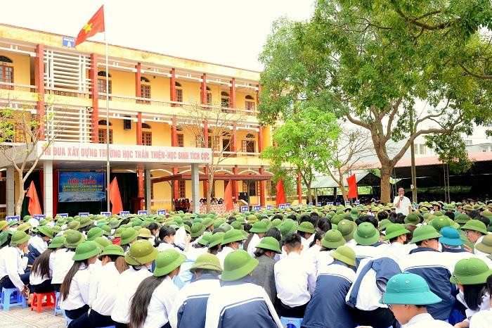 Buổi hội thảo thu hút sự chú ý lắng nghe của hơn 1.000 thầy cô giáo, học sinh từ giây phút đầu tiên khi Giáo sư, Nhà giáo nhân dân Nguyễn Lân Dũng chia sẻ. Ảnh: Công Tiến