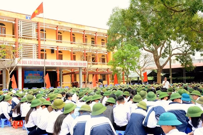 Buổi hội thảo thu hút sự chú ý lắng nghe của hơn 1.000 thầy cô giáo, học sinh từ giây phút đầu tiên khi Giáo sư, Nhà giáo nhân dân Nguyễn Lân Dũng chia sẻ. Ảnh: Công Tiến