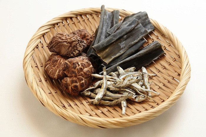 Cá khô nhỏ niboshi hay tảo bẹ kombu chính là những nguyên liệu mang lại vị ngon ngọt đặc trưng của nước dùng dashi. Cá khô nhỏ niboshi hay tảo bẹ kombu chính là những nguyên liệu mang lại vị ngon ngọt đặc trưng của nước dùng dashi.