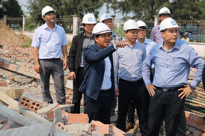 Thứ trưởng Lê Quang Hùng tại hiện trường vụ tai nạn. Thứ trưởng Lê Quang Hùng tại hiện trường vụ tai nạn.