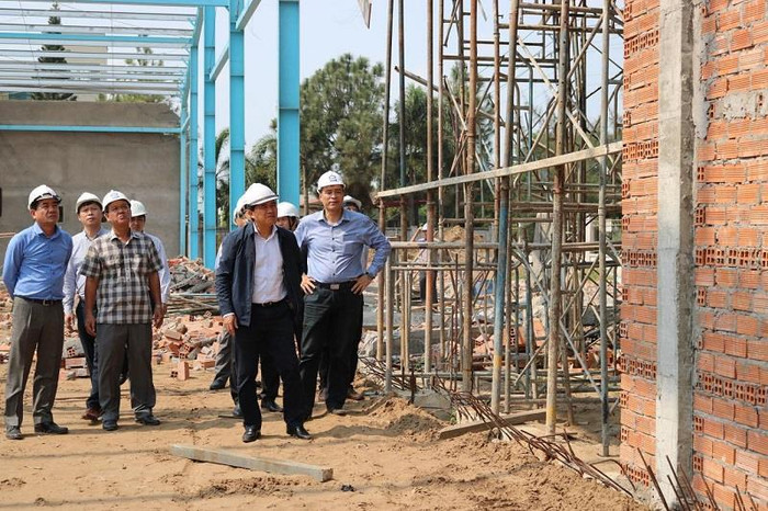 Đoàn công tác Bộ Xây dựng xem xét phần tường còn lại sau sự cố. Đoàn công tác Bộ Xây dựng xem xét phần tường còn lại sau sự cố.