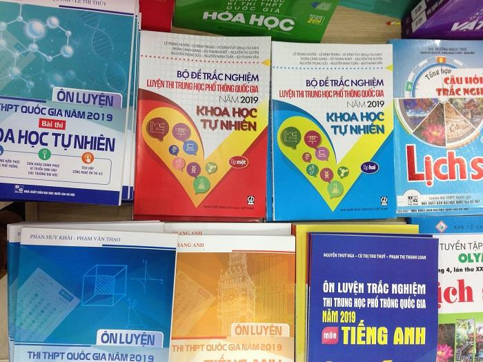 Những loại sách này có đầy đủ các môn từ khoa học tự nhiên và khoa học xã hội. Ảnh: Công Tiến. Những loại sách này có đầy đủ các môn từ khoa học tự nhiên và khoa học xã hội. Ảnh: Công Tiến.