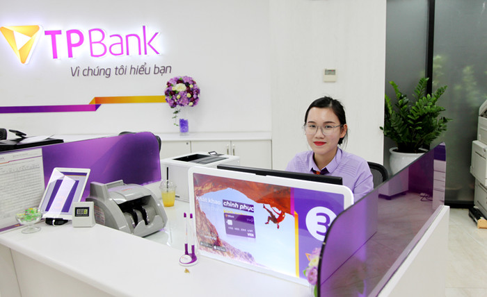Nhân viên chuyên nghiệp, thân thiện, phòng giao dịch hiện đại, TPBank được đánh giá là một trong những ngân hàng có chất lượng phục vụ tốt nhất Việt Nam. Nhân viên chuyên nghiệp, thân thiện, phòng giao dịch hiện đại, TPBank được đánh giá là một trong những ngân hàng có chất lượng phục vụ tốt nhất Việt Nam.