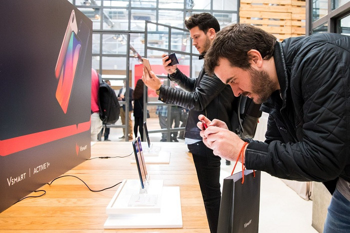 Các nhà báo Tây Ban Nha hứng thú với các sản phẩm “Made in Việt Nam”. Các nhà báo Tây Ban Nha hứng thú với các sản phẩm “Made in Việt Nam”.