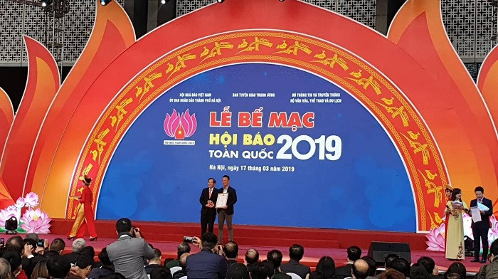 Phóng viên báo Nhà báo và Công luận nhận giải A giải phóng sự viết về môi trường và biến đổi khí hậu năm 2018. Phóng viên báo Nhà báo và Công luận nhận giải A giải phóng sự viết về môi trường và biến đổi khí hậu năm 2018.