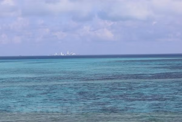 Đảo Gạc Ma nhìn từ phía đảo Cô Lin (Ảnh: Hồng Kiều/ Vietnam+).