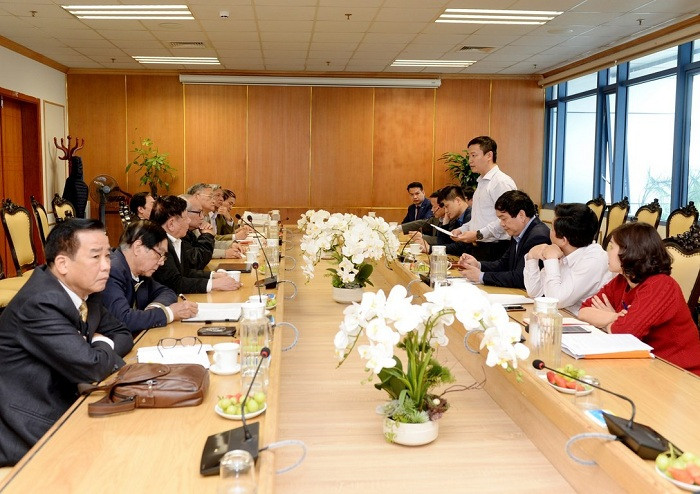 Phó giáo sư, Tiến sĩ Bùi Đức Thọ - Trưởng phòng Tổ chức cán bộ trình bày nội dung chính của đề án thí điểm mở rộng quyền tự chủ cho 3 trường đại học không có cơ quan chủ quản.