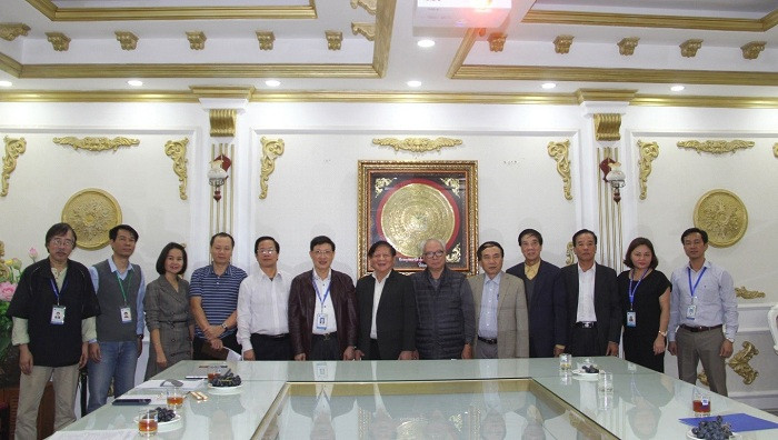 Đoàn công tác chụp ảnh lưu niệm cùng lãnh đạo Nhà trường.