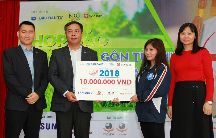 Đại diện ban tổ chức giải trao học bổng cho các em học sinh, sinh viên. Đại diện ban tổ chức giải trao học bổng cho các em học sinh, sinh viên.