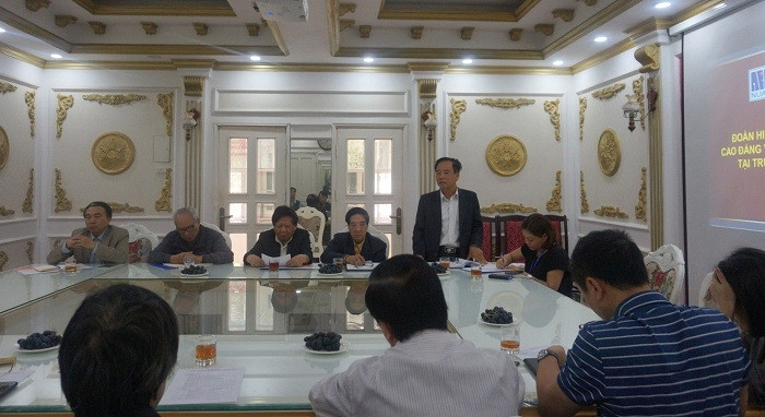 Thành viên Đoàn công tác trao đổi với lãnh đạo Nhà trường.