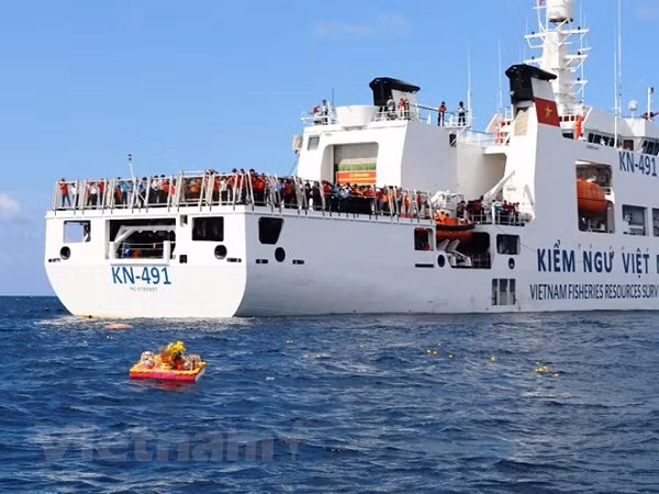 Tưởng nhớ 64 liệt sỹ đã mãi mãi hòa mình vào biển trời quê hương, hiến dâng tuổi thanh xuân của mình cho sự nghiệp bảo vệ vững chắc chủ quyền biển đảo Trường Sa thân yêu của Tổ quốc (Ảnh: Hồng Kiều/ Vietnam+).