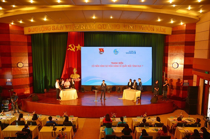 Tranh biện về việc có nên hình sự hóa hành vi quấy rối tình dục và những vấn đề đang rất được quan tâm hiện nay là an toàn cho phụ nữ nơi công cộng. Ảnh: Công Tiến Tranh biện về việc có nên hình sự hóa hành vi quấy rối tình dục và những vấn đề đang rất được quan tâm hiện nay là an toàn cho phụ nữ nơi công cộng. Ảnh: Công Tiến