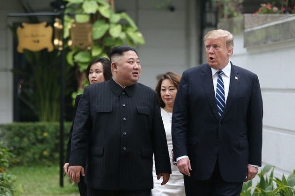 Chủ tịch Kim Jong-un (trái) và Tổng thống Donald Trump cùng nhau đi dạo trong khuôn viên khách sạn Metropole tại Hà Nội (Ảnh: Reuters). Chủ tịch Kim Jong-un (trái) và Tổng thống Donald Trump cùng nhau đi dạo trong khuôn viên khách sạn Metropole tại Hà Nội (Ảnh: Reuters).