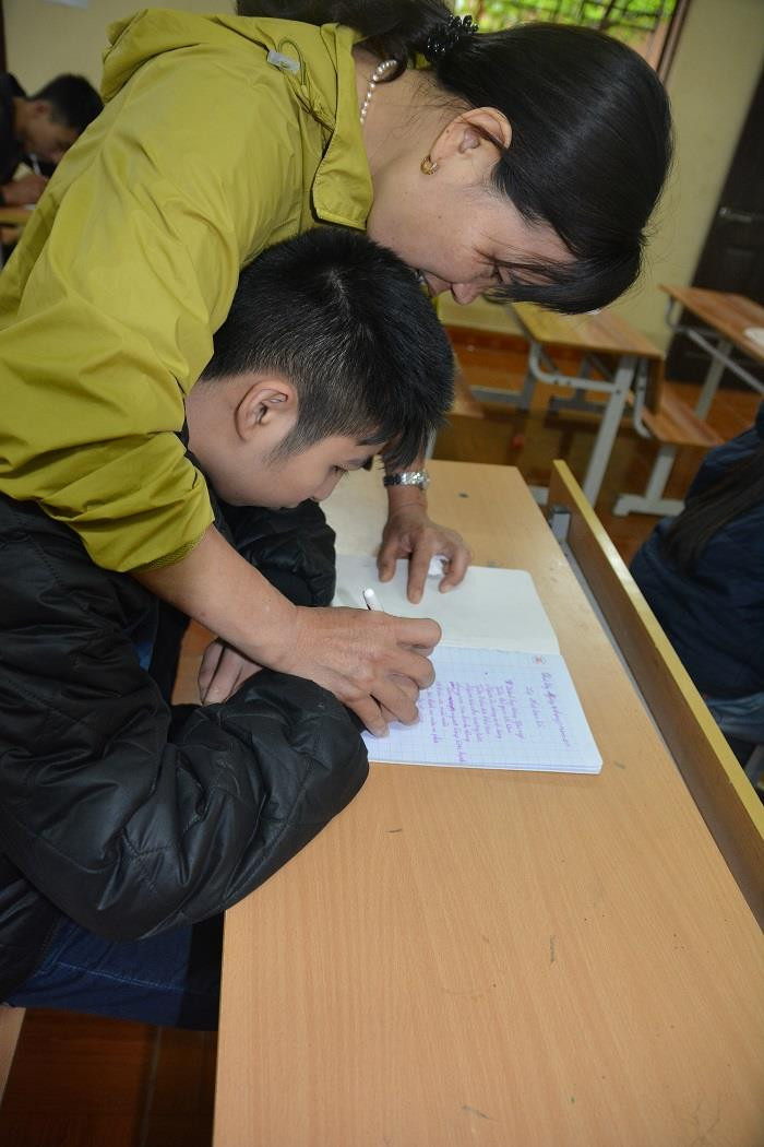 Cô giáo Lê Thị Hòa và nhiều cô giáo khác của lớp học tình thương ở chùa Hương Lan cứ mỗi cuối tuần lại tới lớp dạy văn hóa, dạy làm người cho các em “học sinh đặc biệt” hoàn toàn miễn phí. Ảnh: Công Tiến.