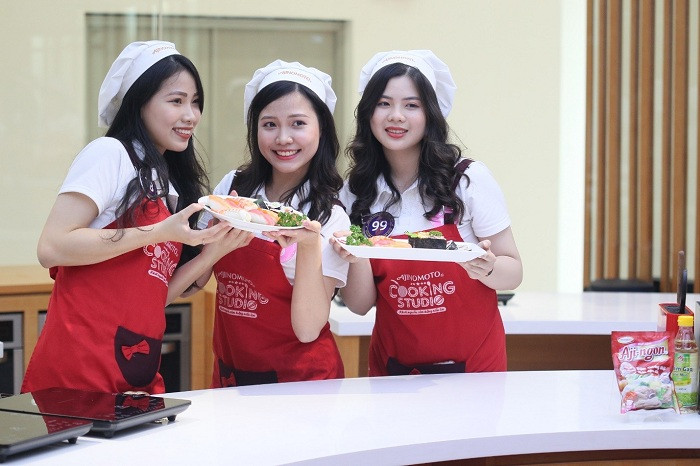 Đội thi giành chiến thắng hào hứng khoe “thành quả” là ba món sushi hoàn thiện. Đội thi giành chiến thắng hào hứng khoe “thành quả” là ba món sushi hoàn thiện.