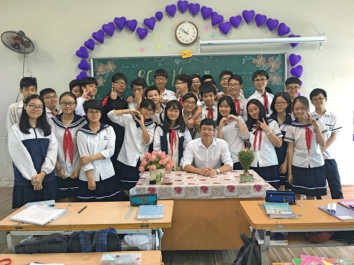 Thầy giáo Nguyễn Đức Vượng, dạy môn Lịch sử Trường trung học cơ sở và Trung học phổ thông Lương Thế Vinh luôn sẵn sàng kề vai sát cánh cùng với các em học sinh lớp 9 học và ôn thi. Ảnh: Công Tiến Thầy giáo Nguyễn Đức Vượng, dạy môn Lịch sử Trường trung học cơ sở và Trung học phổ thông Lương Thế Vinh luôn sẵn sàng kề vai sát cánh cùng với các em học sinh lớp 9 học và ôn thi. Ảnh: Công Tiến