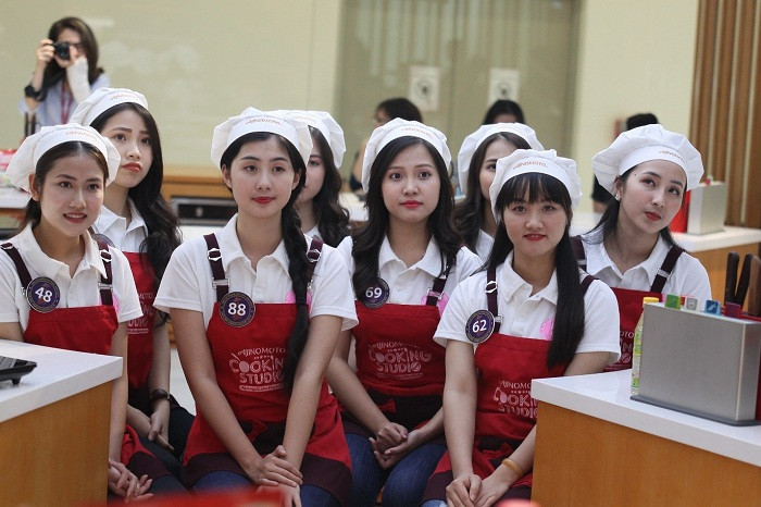 Các thí sinh chăm chú lắng nghe chia sẻ của đầu bếp về sushi trong văn hóa ẩm thực Nhật Bản. Các thí sinh chăm chú lắng nghe chia sẻ của đầu bếp về sushi trong văn hóa ẩm thực Nhật Bản.