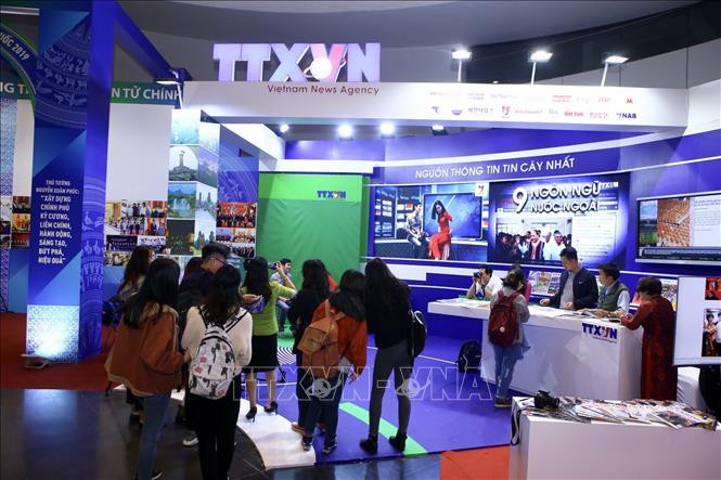 Đại biểu, khách đến thăm gian trưng bày các ấn phẩm của TTXVN tại Hội báo toàn quốc 2019. Ảnh: Minh Quyết/TTXVN Đại biểu, khách đến thăm gian trưng bày các ấn phẩm của TTXVN tại Hội báo toàn quốc 2019. Ảnh: Minh Quyết/TTXVN
