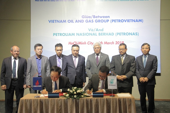Đại diện lãnh đạo Petrovietnam và Petronas ký Thỏa thuận khung dưới sự chứng kiến của lãnh đạo 2 phía. Đại diện lãnh đạo Petrovietnam và Petronas ký Thỏa thuận khung dưới sự chứng kiến của lãnh đạo 2 phía.