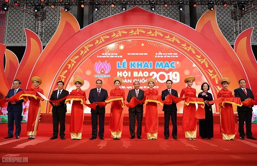 Thủ tướng cùng các vị lãnh đạo cắt băng khai mạc Hội Báo toàn quốc 2019 - (Ảnh VGP/Quang Hiếu)