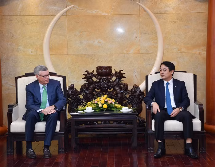 Chủ tịch Hội đồng quản trị Vietcombank Nghiêm Xuân Thành (bên phải) tiếp ông Al Kelly – Tổng Giám đốc Visa toàn cầu.