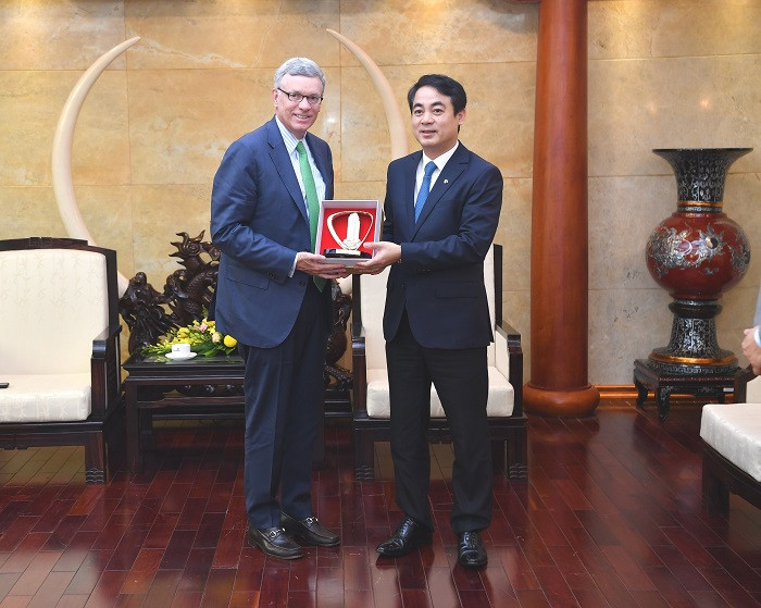 Chủ tịch Hội đồng quản trị Vietcombank Nghiêm Xuân Thành (bên phải) tặng quà lưu niệm cho ông Al Kelly – Tổng Giám đốc Visa toàn cầu.