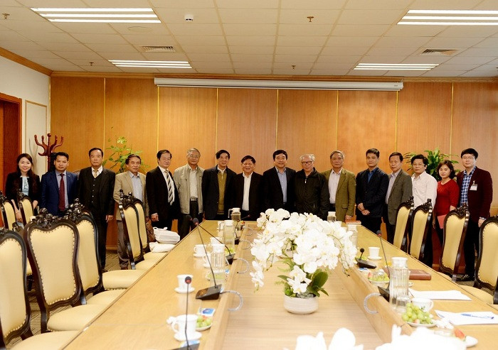 Lãnh đạo Nhà trường chụp ảnh lưu niệm cùng các vị khách quý.