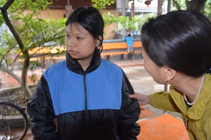 Em học sinh này dù đã lớn nhưng không hề có ý thức, sau một thời gian học tập ở lớp thì em đã biết đọc và biết viết. Ảnh: Công Tiến