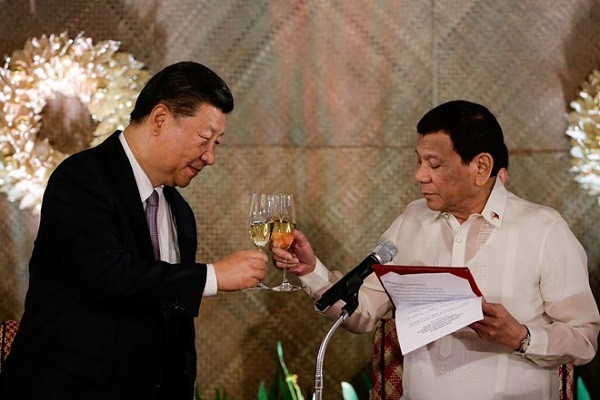 Chủ tịch Trung Quốc, Tập Cận Bình (trái) và Tổng thống Philippines, Duterte tại Lễ ký Bản ghi nhớ hợp tác phát triển dầu khí ở Biển Đông ở Manila (Ảnh: Reuters). Chủ tịch Trung Quốc, Tập Cận Bình (trái) và Tổng thống Philippines, Duterte tại Lễ ký Bản ghi nhớ hợp tác phát triển dầu khí ở Biển Đông ở Manila (Ảnh: Reuters).