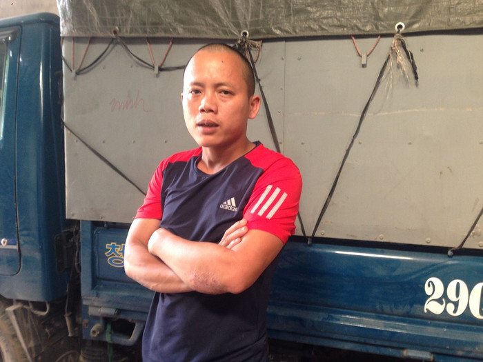 Anh Minh là phụ huynh của một trong 10 em nữ sinh lớp 5A có liên quan tới sự việc thầy D.T.M, đã đưa ra quan điểm cá nhân “chúng tôi không có kiện tụng gì”. Ảnh: Công Tiến. Anh Minh là phụ huynh của một trong 10 em nữ sinh lớp 5A có liên quan tới sự việc thầy D.T.M, đã đưa ra quan điểm cá nhân “chúng tôi không có kiện tụng gì”. Ảnh: Công Tiến.