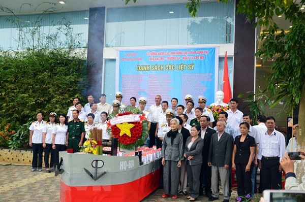Tưởng nhớ các chiến sỹ đã anh dũng hy sinh tại đảo Gạc Ma Tưởng nhớ các chiến sỹ đã anh dũng hy sinh tại đảo Gạc Ma