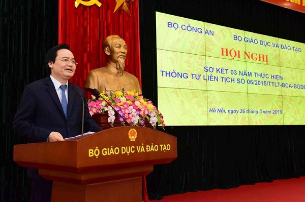 Bộ trưởng Bộ Giáo dục và Đào tạo Phùng Xuân Nhạ phát biểu tại Hội nghị.