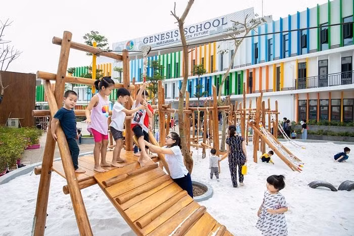 Các bé vui chơi thoải mái tại khuôn viên Trường Genesis School.