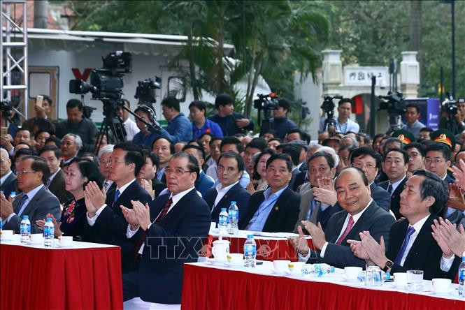 Thủ tướng Nguyễn Xuân Phúc cùng nguyên Tổng Bí thư Nông Đức Mạnh; Ủy viên Bộ Chính trị, Bí thư Trung ương Đảng, Trưởng ban Dân vận Trung ương Trương Thị Mai; Ủy viên Bộ Chính trị, Bí thư Trung ương Đảng, Trưởng Ban Tuyên giáo Trung ương Võ Văn Thưởng và các đại biểu dự Lễ khai mạc Hội báo toàn quốc năm 2019. Ảnh: Thống Nhất/TTXVN Thủ tướng Nguyễn Xuân Phúc cùng nguyên Tổng Bí thư Nông Đức Mạnh; Ủy viên Bộ Chính trị, Bí thư Trung ương Đảng, Trưởng ban Dân vận Trung ương Trương Thị Mai; Ủy viên Bộ Chính trị, Bí thư Trung ương Đảng, Trưởng Ban Tuyên giáo Trung ương Võ Văn Thưởng và các đại biểu dự Lễ khai mạc Hội báo toàn quốc năm 2019. Ảnh: Thống Nhất/TTXVN