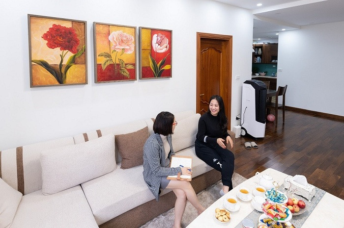 Chủ nhân căn hộ 1205, chị Hồ Thị Hoa chia sẻ sự hài lòng khi quyết định chuyển về sinh sống tại Oriental Westlake. Chủ nhân căn hộ 1205, chị Hồ Thị Hoa chia sẻ sự hài lòng khi quyết định chuyển về sinh sống tại Oriental Westlake.