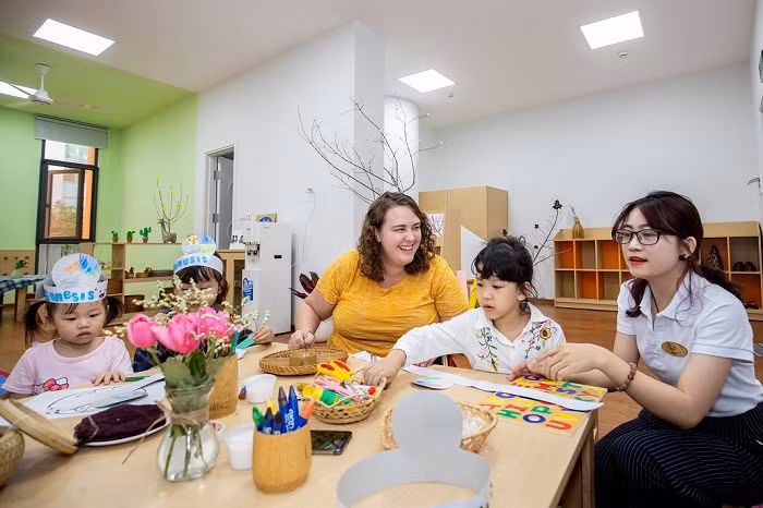 Các bé cùng trực tiếp trải nghiệm không gian học tâp, sáng tạo tại Genesis School.