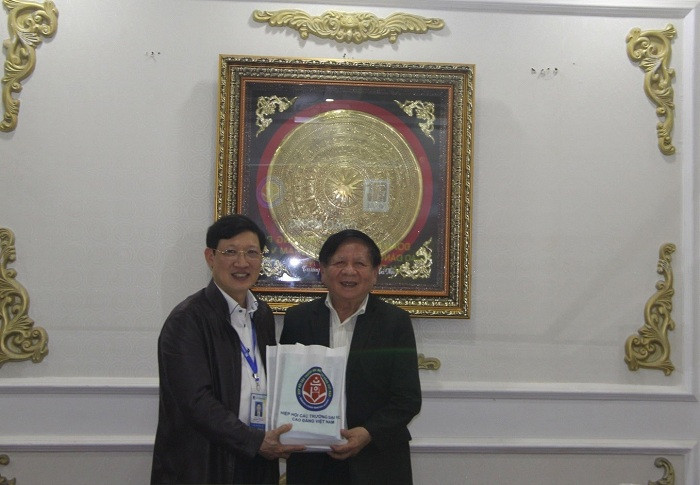 Lãnh đạo Đoàn công tác và Nhà trường trao quà lưu niệm.