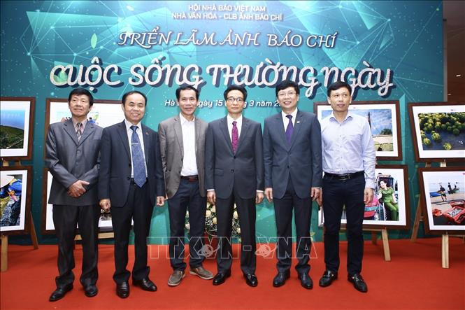 Phó Thủ tướng Vũ Đức Đam và các đại biểu tham quan Triển lãm ảnh báo chí "Cuộc sống thường ngày" tại Hội báo. Phó Thủ tướng Vũ Đức Đam và các đại biểu tham quan Triển lãm ảnh báo chí "Cuộc sống thường ngày" tại Hội báo.