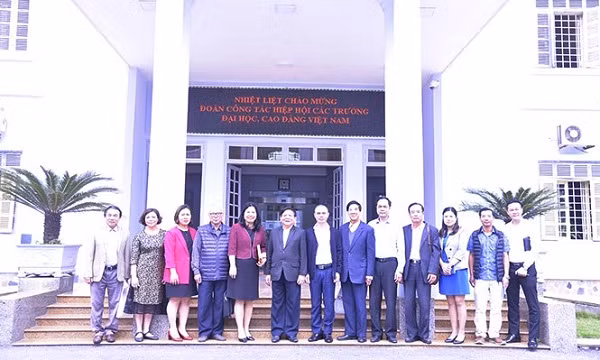 Hai bên cùng chụp ảnh lưu niệm. Hai bên cùng chụp ảnh lưu niệm.