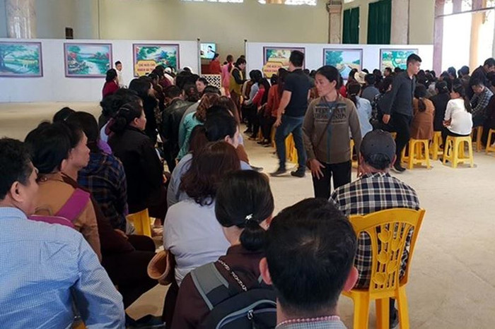 Chị gái của bà Yến nói: “Tôi và các thành viên trong gia đình từng là người làm lễ thỉnh oan gia trái chủ. Kính mong mọi người hãy thật sự tỉnh táo, tránh xa”. Ảnh: Báo Lao Động. Chị gái của bà Yến nói: “Tôi và các thành viên trong gia đình từng là người làm lễ thỉnh oan gia trái chủ. Kính mong mọi người hãy thật sự tỉnh táo, tránh xa”. Ảnh: Báo Lao Động.